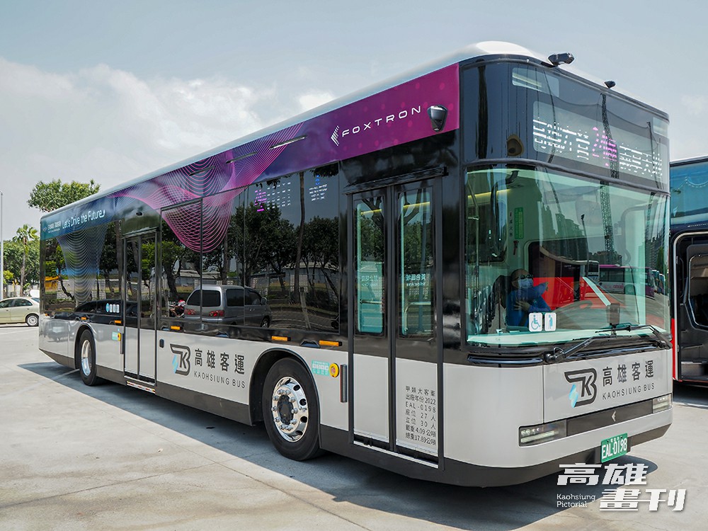 由鴻海集團打造的首輛Model T電動公車，整體走簡約風，車窗黑幕玻璃可以遮陽、投影四周景色，讓公車成為城市風景一部分。(攝影/王亭云)