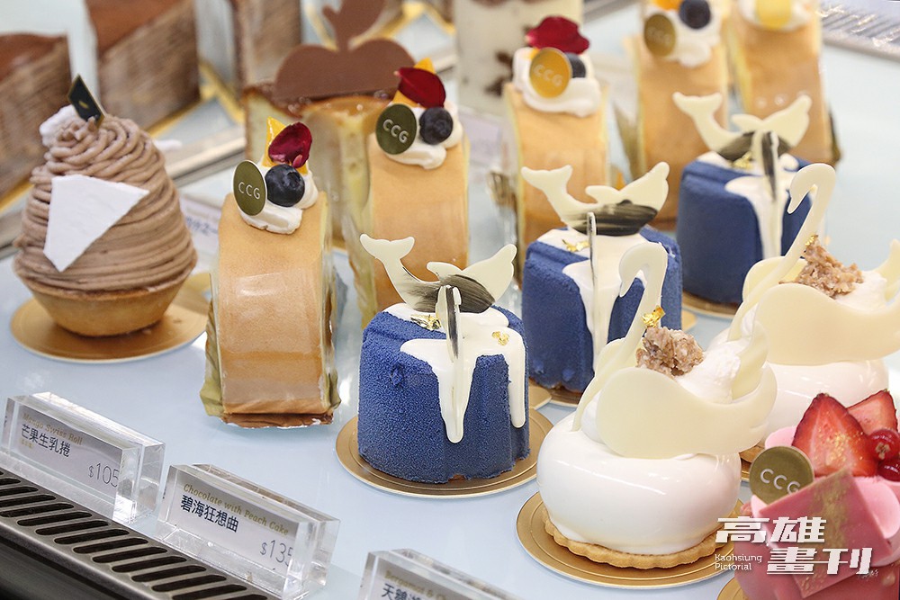 甜點櫃內擺滿了各種造型和口味的法式甜點，選用高級食材製作的手工甜點讓人食指大動。(攝影/Carter)