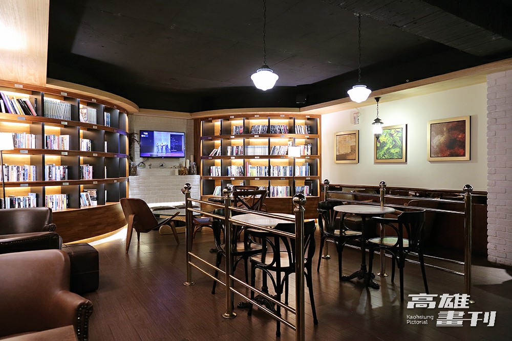 卡啡那採用沈穩原木色打造質感，創造有如圖書館和藝廊的空間。7間分店設計均獨一無二，唯一不變的只有藝文結合咖啡的共同主題。(攝影/Carter)