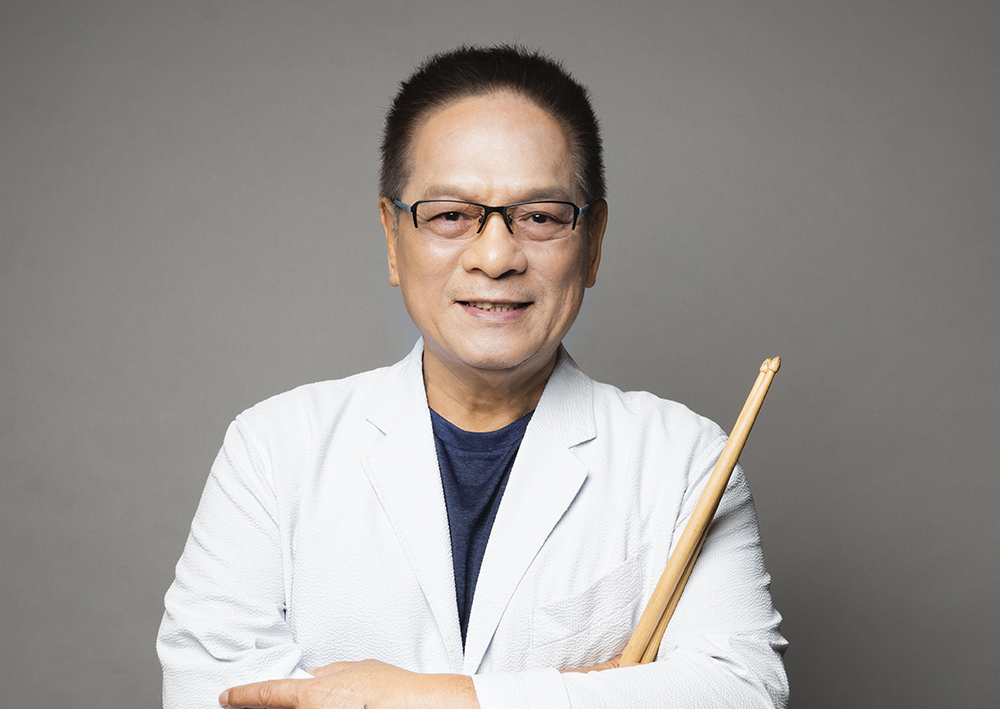 靠著一雙鼓棒，從俱樂部、夜總會打進國家音樂廳，黃瑞豐是臺灣爵士鼓界的第一人，並獲得第31屆金曲獎的特別貢獻獎。(圖片提供/黃瑞豐、麥丁文化)