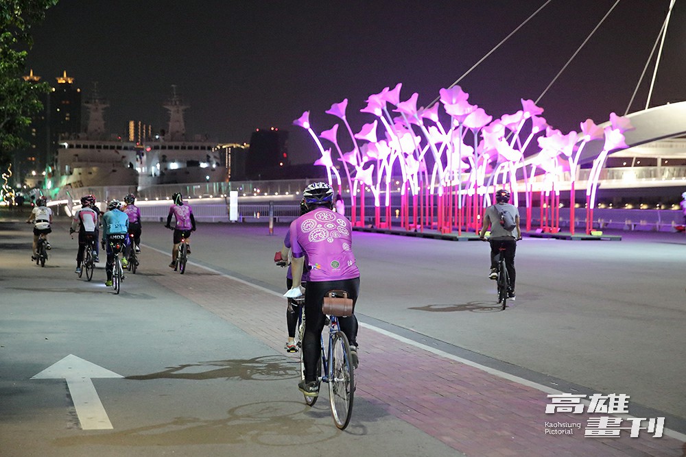 單車夜騎駁二藝術特區。(攝影/Carter)