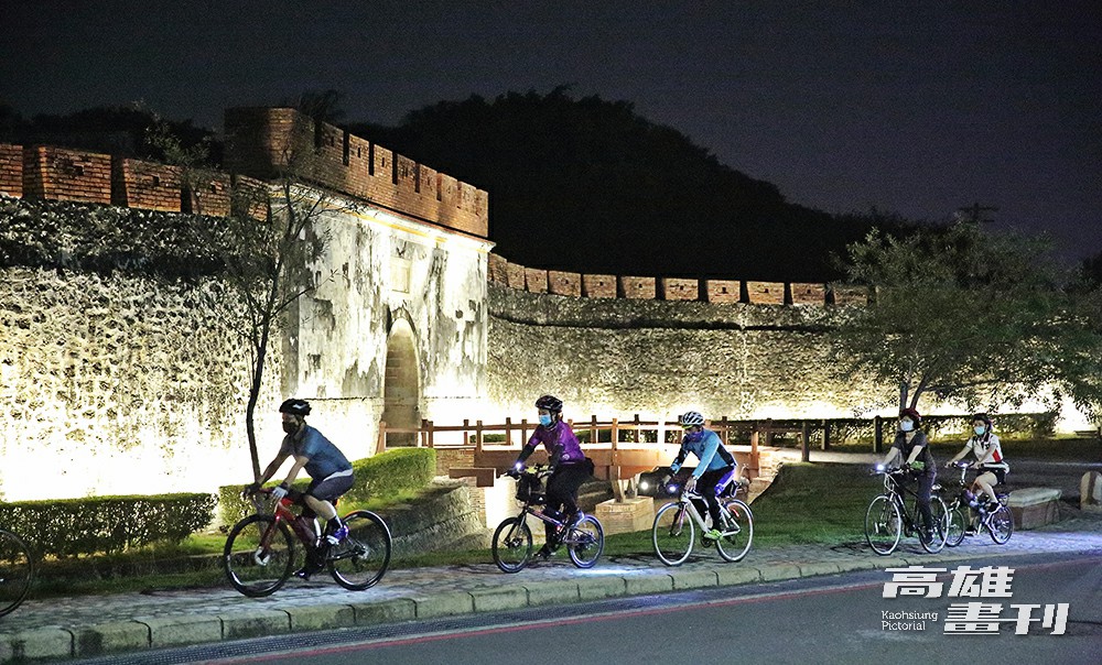 避開白日艷陽，高雄的夜晚適合愛好單車的朋友們騎乘運動。(攝影/Carter)