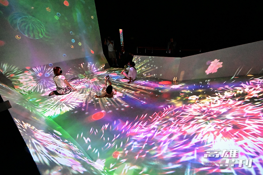 「滑梯水果園」有各式各樣的虛擬水果和彈跳球，當觀眾的身體與球發生碰撞時，坡道上會迸出光芒四射的火花。(攝影/Carter)