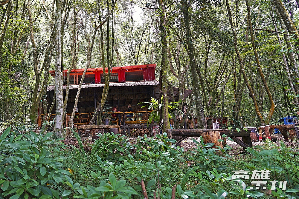 在拉芙朗社氏族森林的小屋中享用布農族風味餐，渡過一個悠閒午後。(攝影/Cindy Lee)