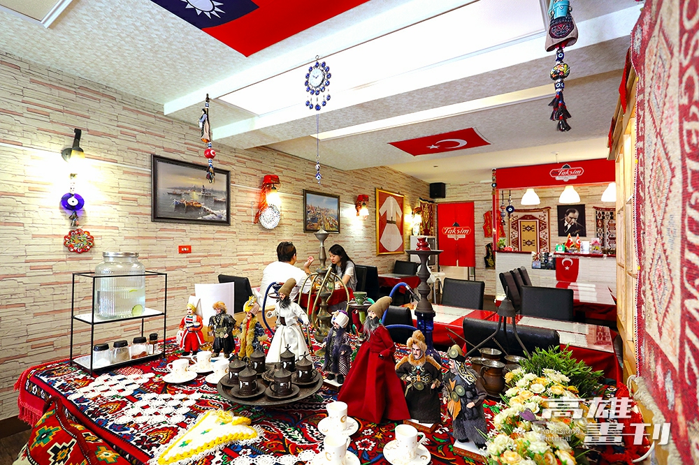 「塔克辛土耳其料理」餐廳內佈置的玩偶、杯盤、刺繡抱枕、藍眼睛等裝飾，全都來自Senay的土耳其家鄉。(攝影/Carter)