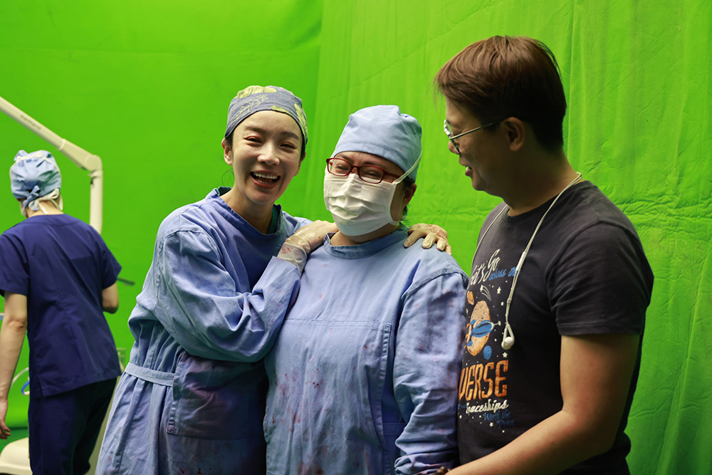 小劉醫師與劇組人員。(圖片提供/公共電視)
