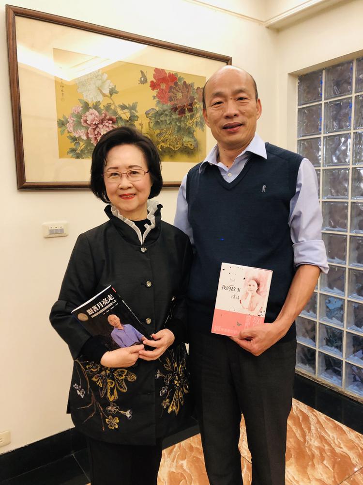韓國瑜拜訪瓊瑤，互贈新書。