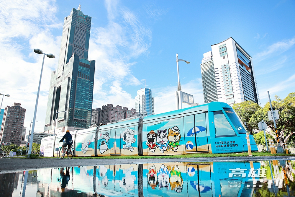 7月上路的「聊療號」彩繪列車，以高雄創作者的貼圖角色彩繪輕軌車身，展現海派熱情，為「台灣IP‧高雄原創」成功打響第一砲。(攝影/Carter)