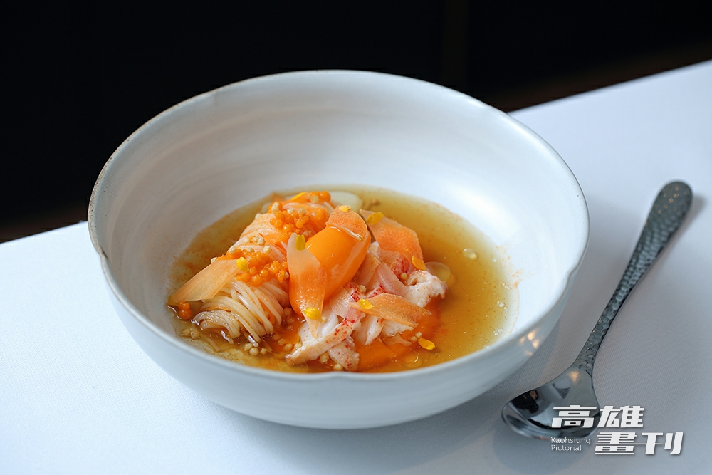 以川燙方式呈現波士頓龍蝦的鮮甜原味，搭配入口滑溜的日本冷麵。(攝影/Carter)