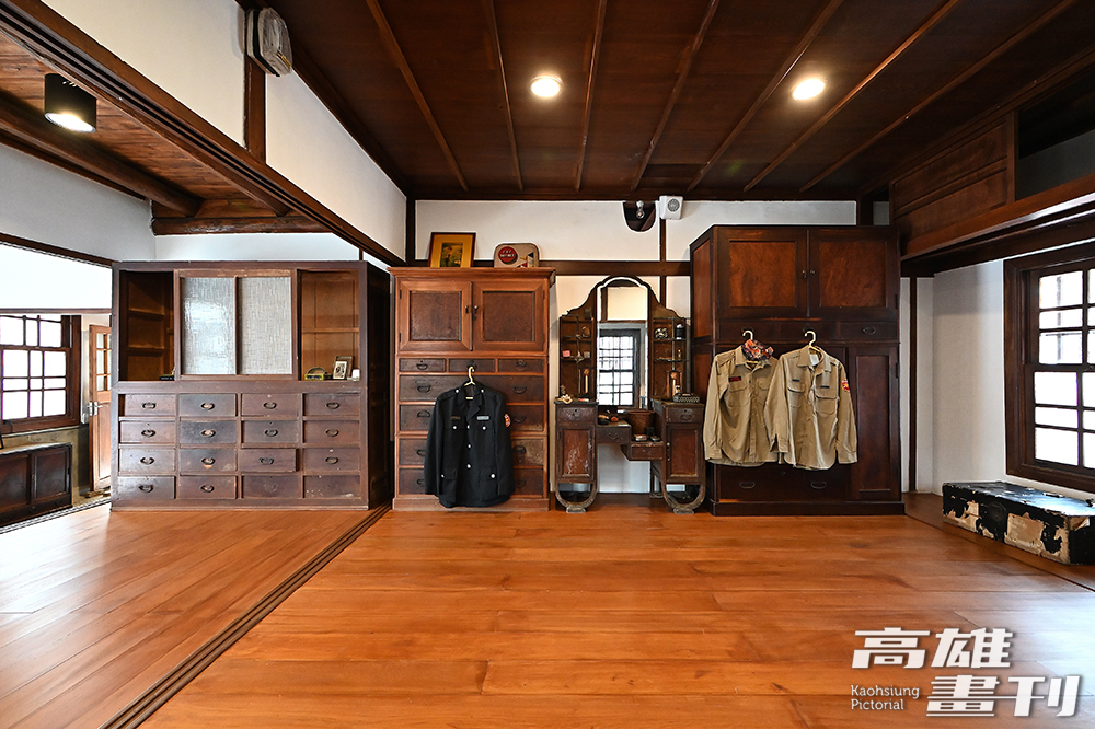 商號內部保有原屋格局，日式床組、梳妝台、商櫃等傢俱皆由檜木製作。(攝影/Carter)