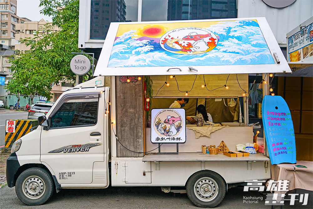 海鮮炒飯餐車掛上圓球串燈、擺上衝浪板，有隨性不羈的海邊浪人味。(攝影/Cindy Lee)