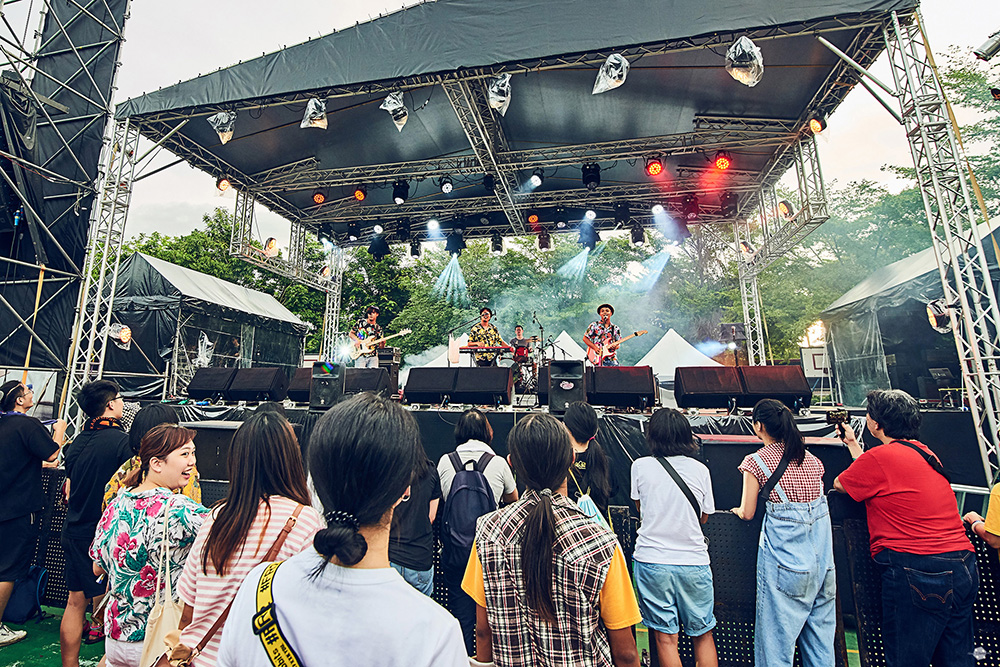 舞台上表演的台青蕉樂團，為旗山香蕉發聲，字字句句充滿青年對土地情感。(圖片提供/台青蕉樂團)
