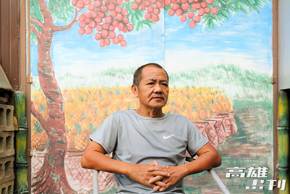里長陳榮清坐在戶外的泡茶桌接受採訪，他說社區能保有農村特色與自然生態，一切得來不易。(攝影/Carter)