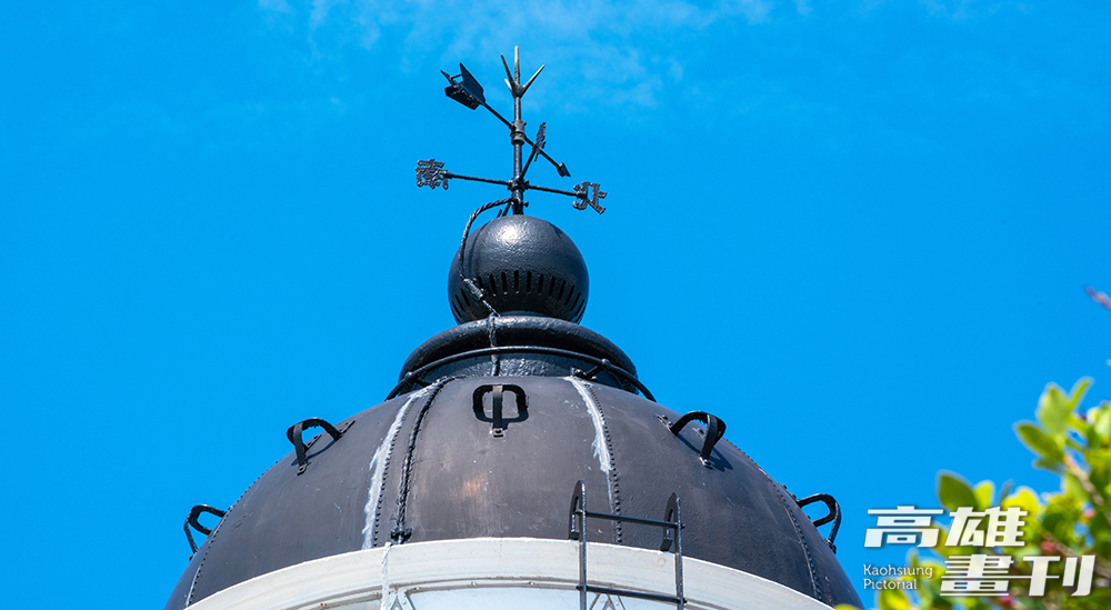 燈塔圓頂風向儀是全國唯一以漢字「東、西、南、北」標示方位的燈塔。(攝影/黃敬文)