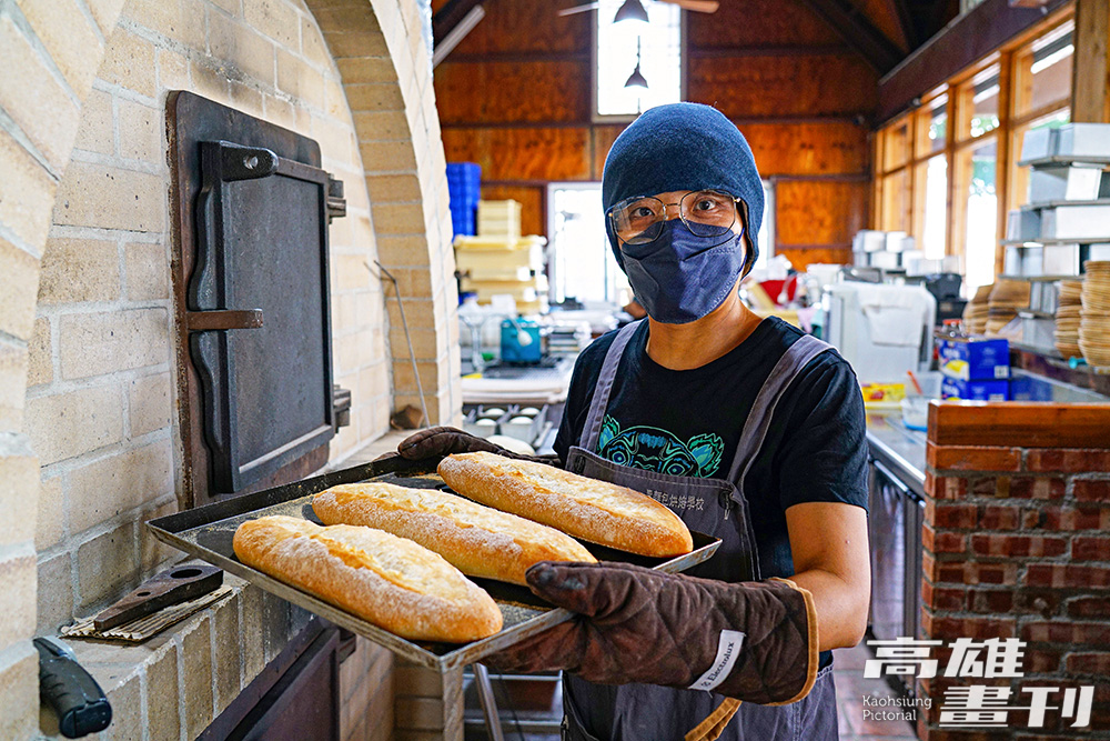郭慧慧端出剛烤好的歐式麵包，沒有花俏外型，只有誘人的溫和麥香。(攝影/Cindy Lee)
