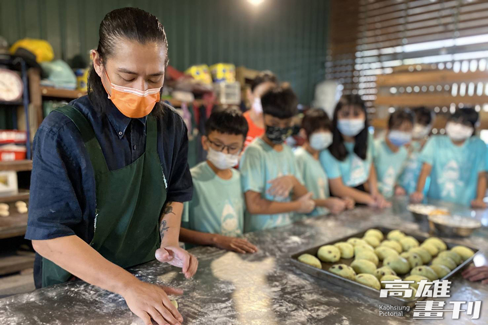 年輕的部落烘焙師Balee示範窯烤吐司的製作過程，與甲仙國小、小林國小的學童分享運用在地食材實踐永續的概念。(攝影/Cindy Lee)