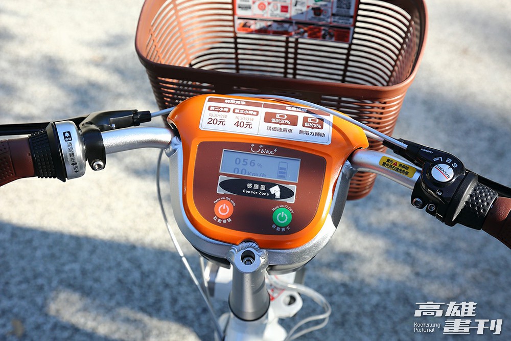 車機螢幕顯示自行車電量與時速，租借時也可透過儀表感應卡片或掃描QR Code。(攝影/Carter)