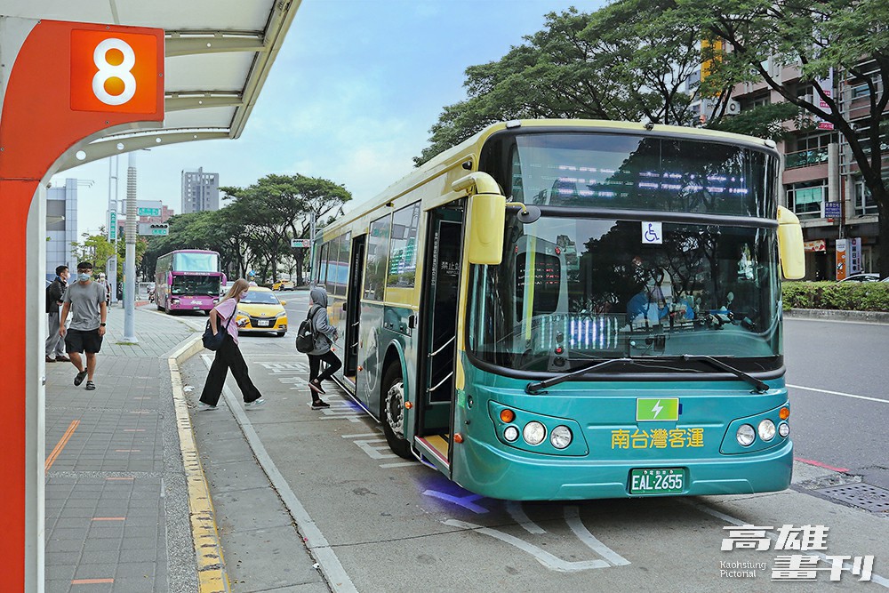零排放的電動公車一掃過往公車廢氣與高熱的印象，搭乘經驗也更舒適平穩。(攝影/Carter)