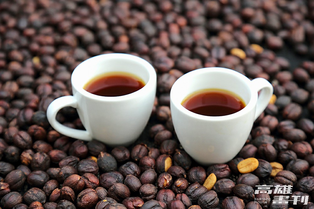 月勝吉以蜂蜜液態肥栽種咖啡，研發出風味獨特的「蜜咖啡」，喝起來有淡淡甜味。(攝影/Carter)