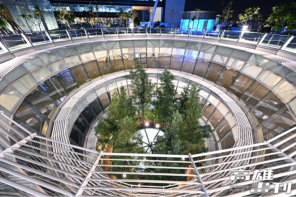 世界級照明設計師賴雨農為高雄市圖總館頂樓「新灣花園」打造嶄新絕美的光影空間。(攝影/Carter)