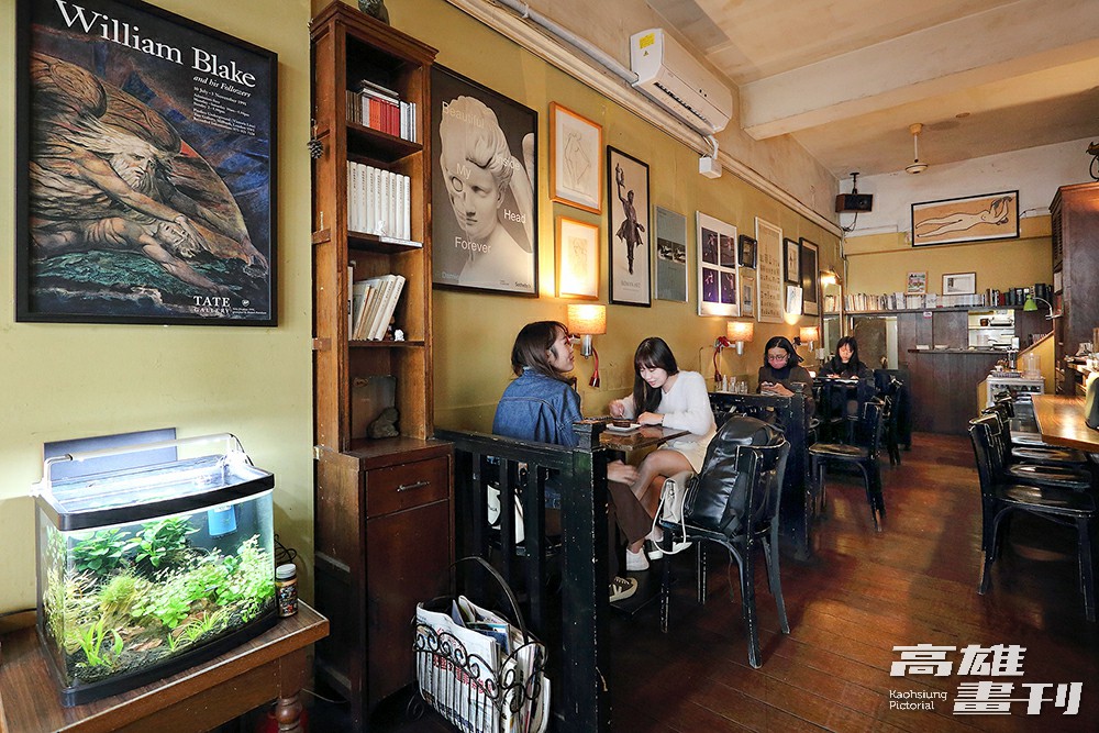 滿室繚繞書卷氣，店內擺設充滿著咖啡館主人對藝文的熱愛。(攝影/Carter)