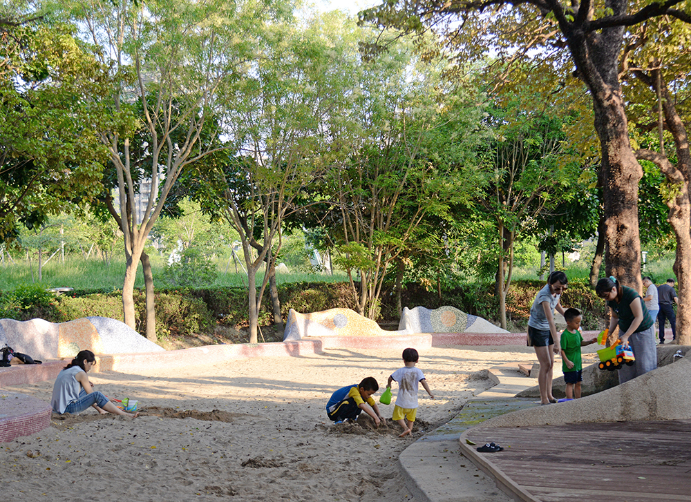兒童美術館大門口的沙坑是孩子們的玩樂天堂。
