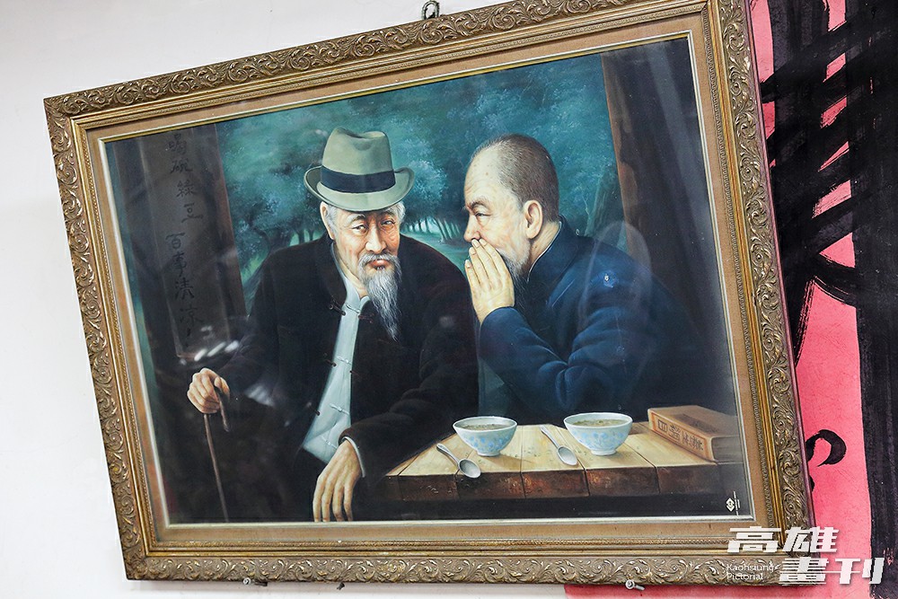 在老闆鍾文科經常坐的位置上方，掛著一幅懷念父親鍾阿里（右）與大伯（左）的畫像。(攝影/Carter)