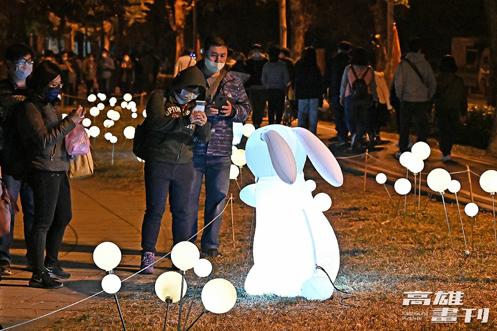 各種姿態的兔子造型燈飾，吸引遊客用相機捕捉可愛身影。(攝影/Carter)
