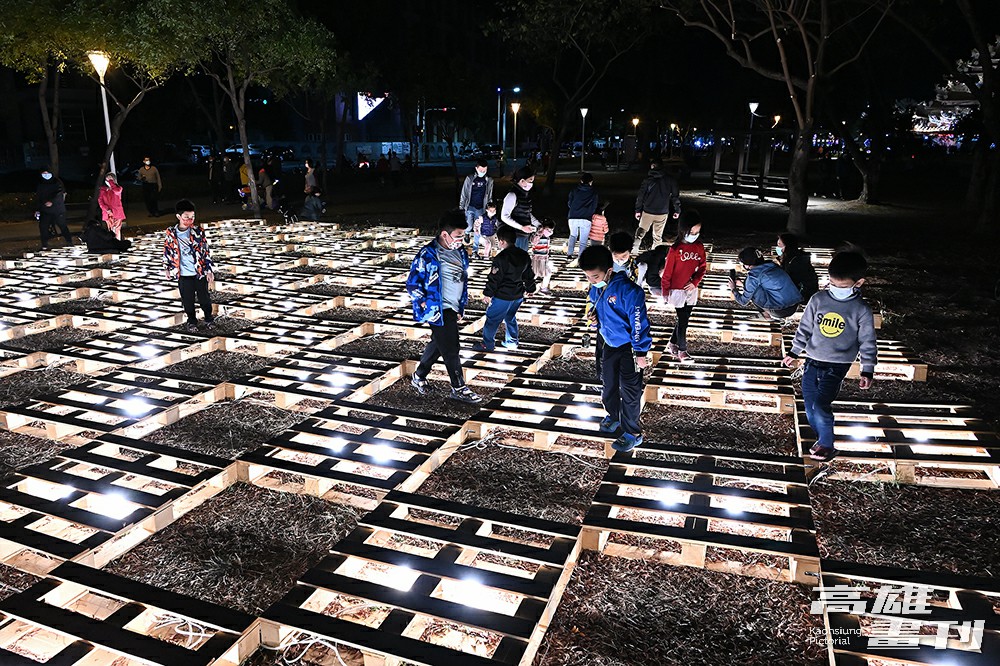 2023岡山燈藝節燈光藝術作品與民眾互動拉近距離。(攝影/Carter)