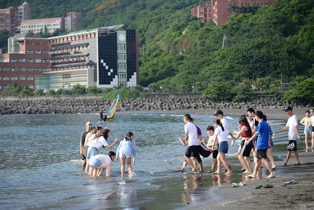 玩水是遊客夏天來高雄的主要活動之一。