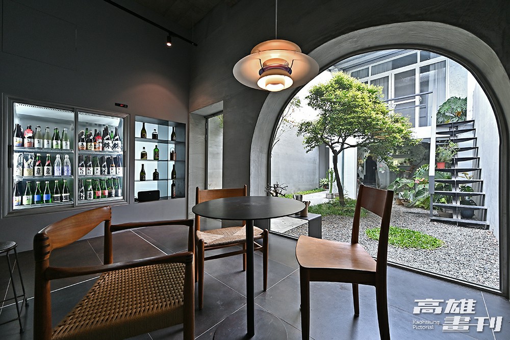 吧台後方空間是屋物清酒店內最受歡迎的位置，水泥拱型窗環抱中庭綠意，坐在丹麥設計師經典椅上，品飲清酒與春光，極為愜意。(攝影/Carter)