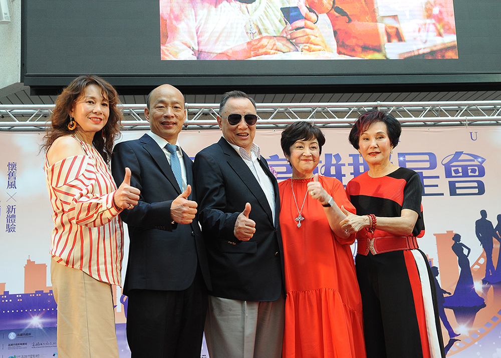 韓市長與三位亞洲影展影后—甄珍、胡錦、周丹薇及亞洲影展影帝江彬同框合影。