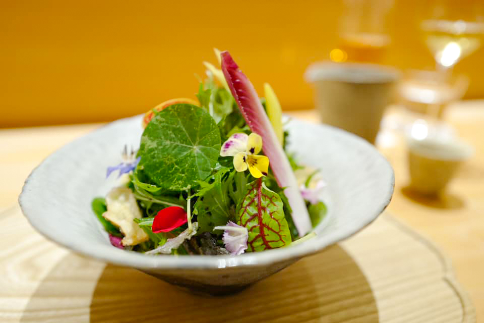 高琹雯（Liz）推薦日式餐廳「承 Sho」的野菜沙拉，使用季節食材，並以不同的料理手法，創造豐富層次的口感，讓人驚艷於蔬菜原始自然的美味。(圖片提供/Taster美食加)