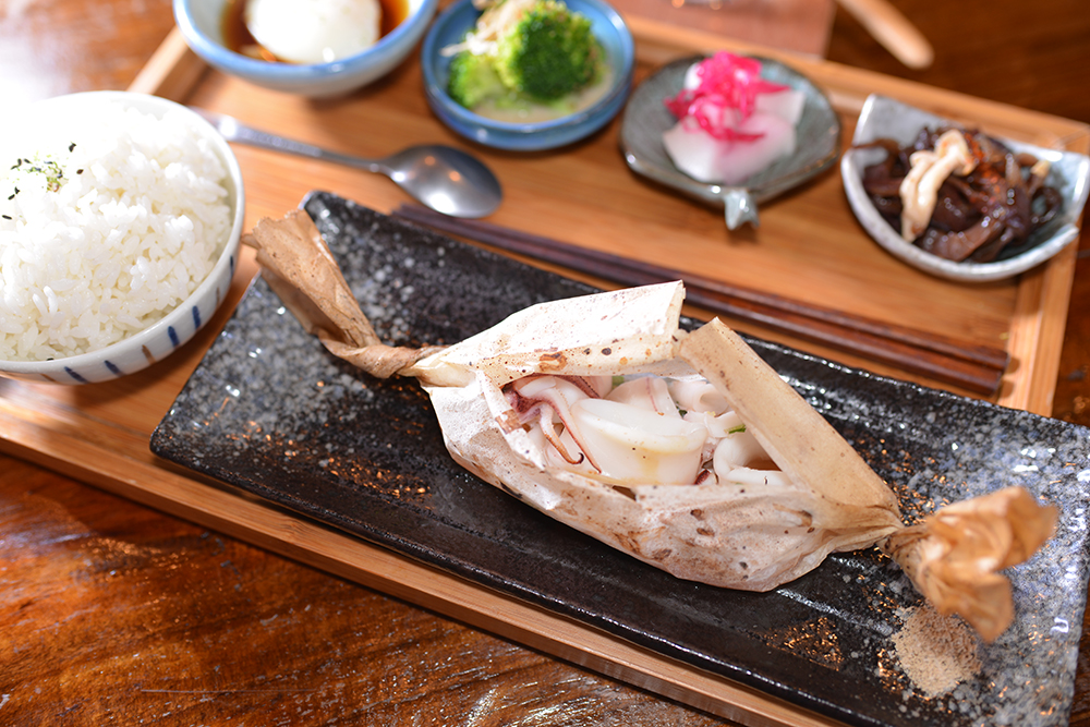 柒壹喫堂-紙包綜合海鮮定食。(攝影/周治平、圖片提供/MOOK)