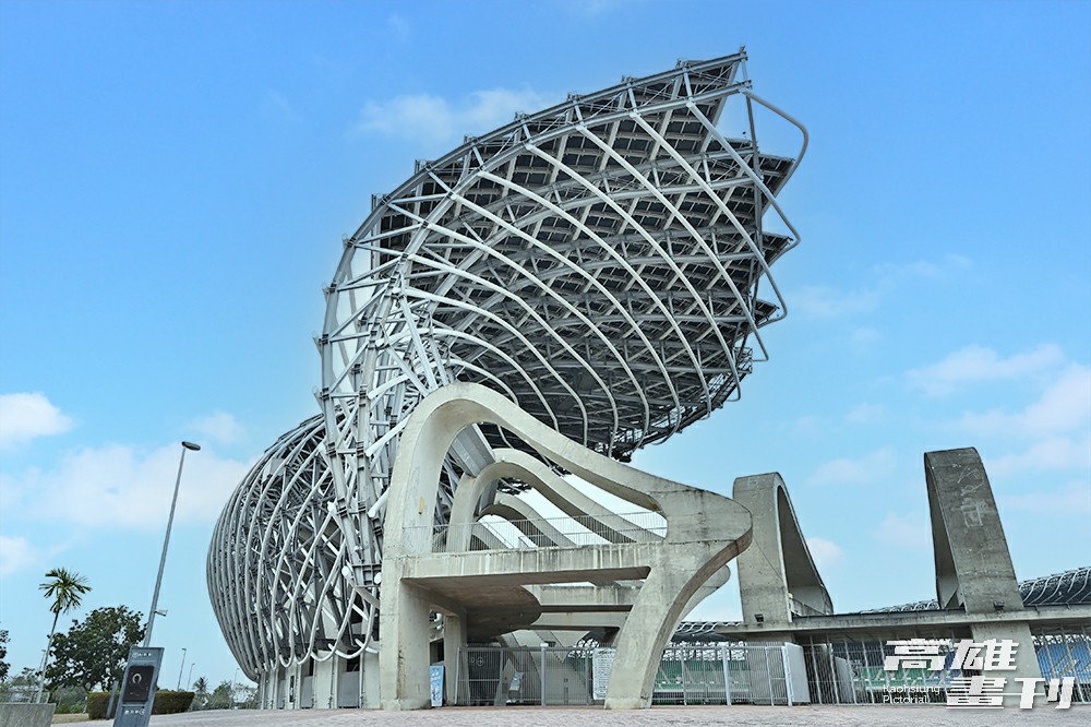 高雄國家體育場特殊的連續螺旋型外部結構，以太陽能光電板為屋頂，達到穿透性、通風、採光與節能效果，也具有迷人的律動美感。(攝影/Carter)