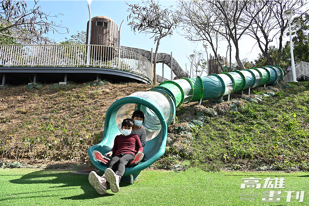 小港區坪鳳公園擁有高雄最長的斜坡溜滑梯，從上而下帶來速度感，吸引許多孩子嚐鮮。(攝影/Carter)