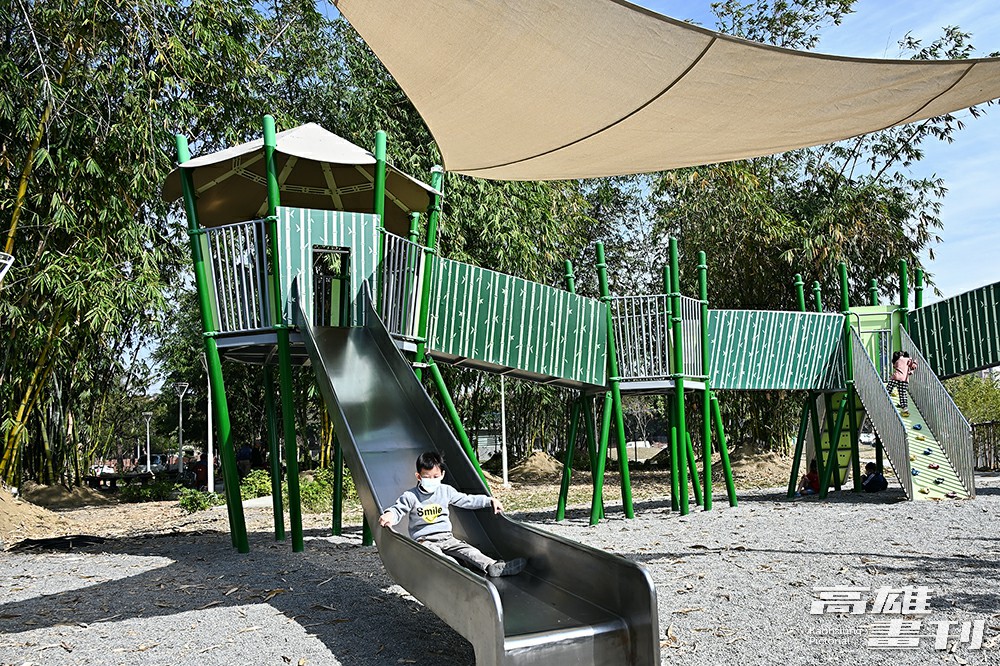 岡山區河堤公園的竹林練武功遊戲場，以「竹」為主題設計遊具，融入在地百年歷史民俗活動「籃籗會」文化意涵，讓孩子在一片竹林裡遊玩。(攝影/Carter)
