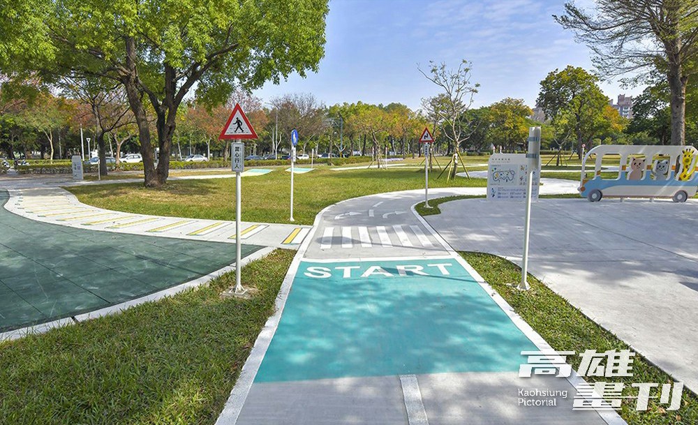 鳳山區新強公園內滑步車練習場，讓孩子從小認識交通安全教育。(圖片提供/高市府工務局養工處）