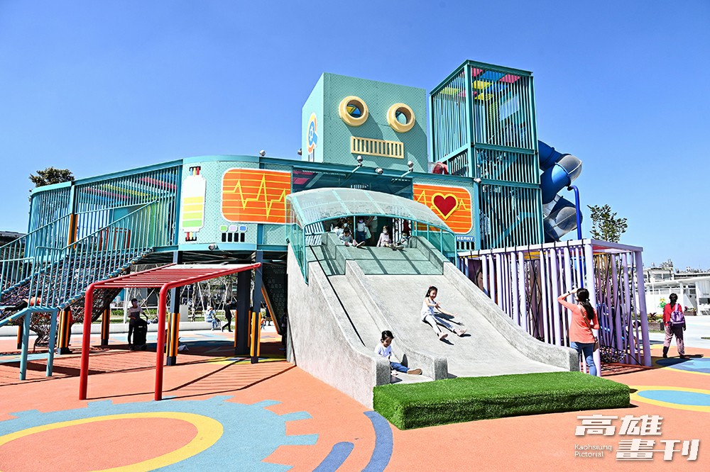 鳳山區77期市地重劃區公12公園，以機器人主題打造遊戲場，充滿童趣的闖關主題，歡迎孩童冒險挑戰。(攝影/Carter)