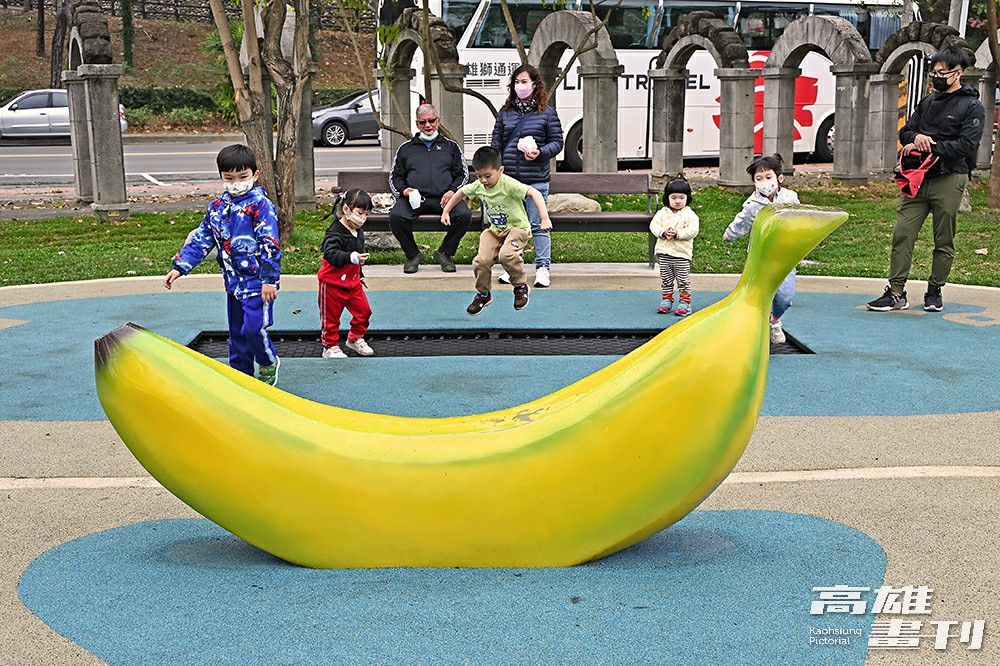 旗山特色遊戲場特製香蕉造型的遊具，不只有趣特別也呼應在地物產特色。(攝影/Carter)