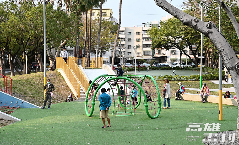 鳳山區五甲國宅社區公六公園，全新改造成一處老少共融的快樂園地。(攝影/Carter)