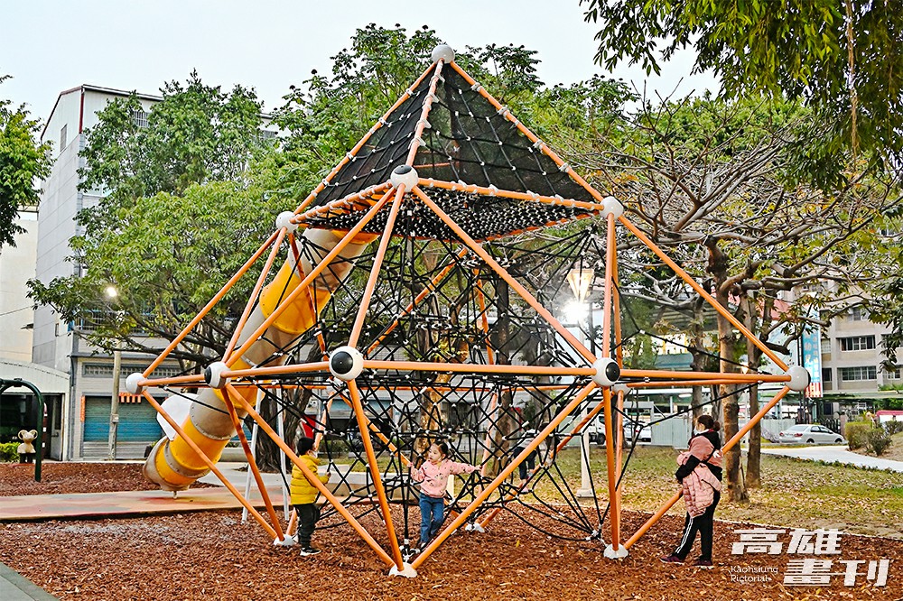 岡山區和平公園山訓自然遊戲場以岡山特產蜂蜜為設計概念，金字塔攀爬網形狀如蜂巢，攀爬過程培養孩子的思考組織能力。(攝影/Carter)
