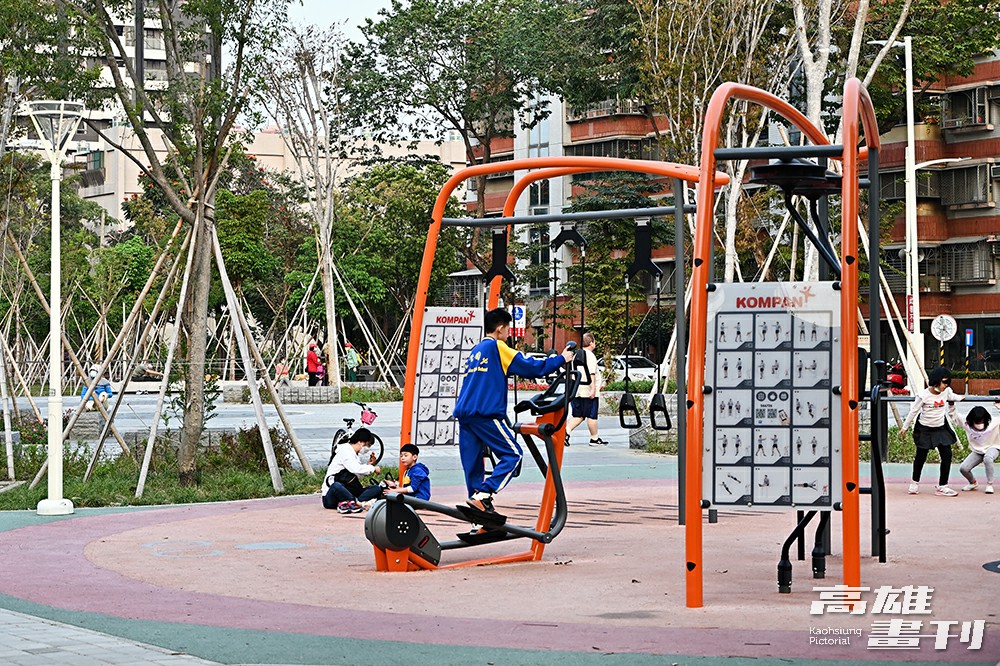 左營區綠園道大地遊戲場旁也設有成人體健設施，提供有氧或重訓選擇。(攝影/Carter)