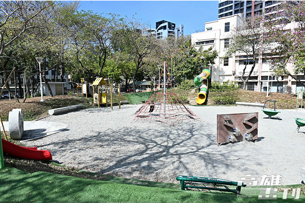 小港區1號公園沙坑遊戲板，讓孩童玩得不亦樂乎。(攝影/Carter)
