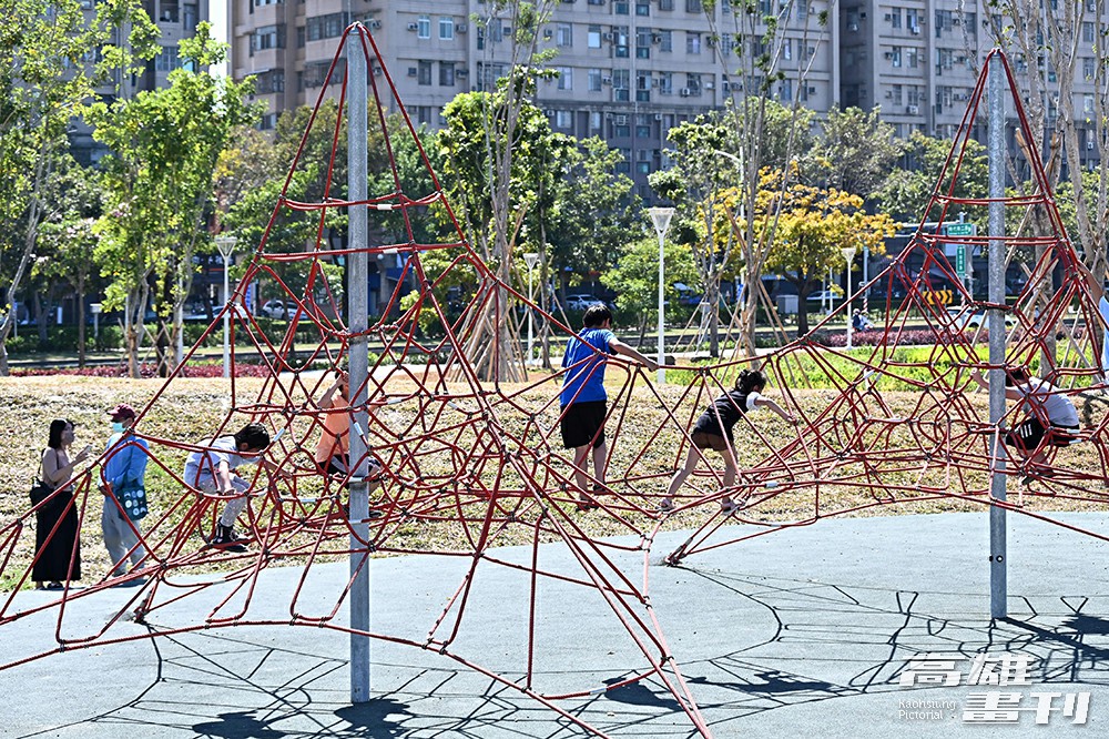 前鎮區時代公園豐富的遊憩及體健設施，孩子們可盡情攀爬玩耍、多元學習。(攝影/Carter)