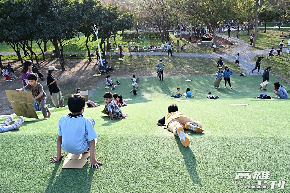 前金區中央公園讓大人小孩都玩嗨的滑草場，假日人潮眾多。(攝影/Carter)
