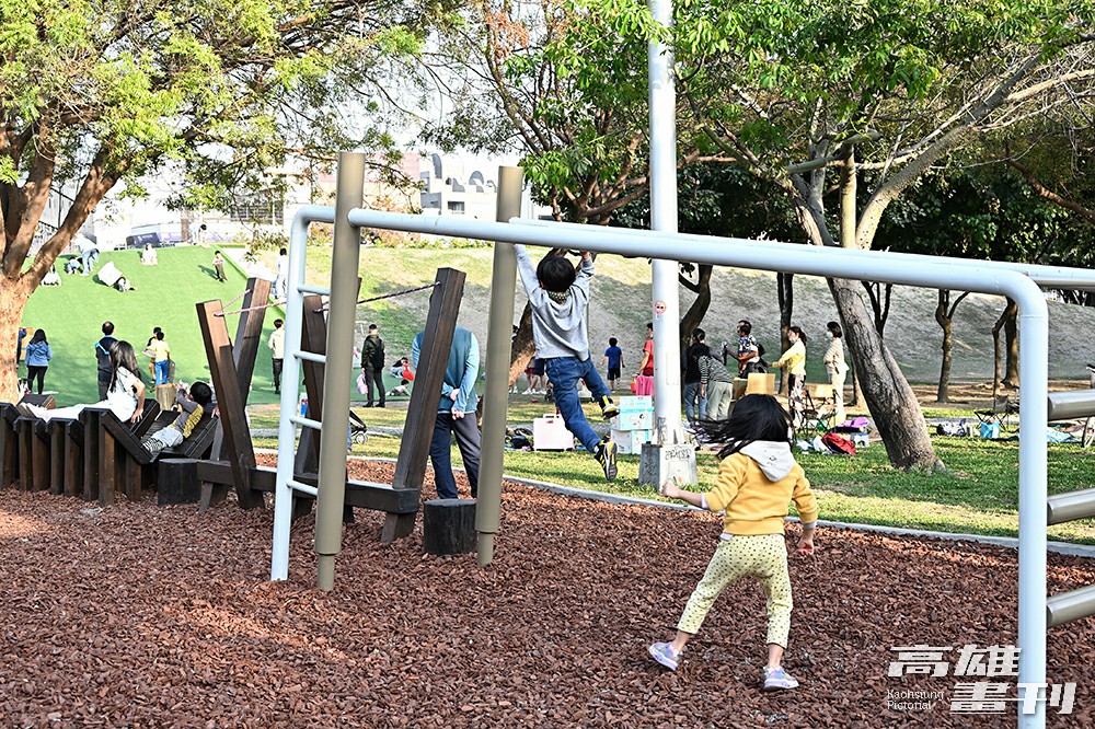前金區中央公園遊具設施，可讓小朋友鍛鍊肌耐力。(攝影/Carter)