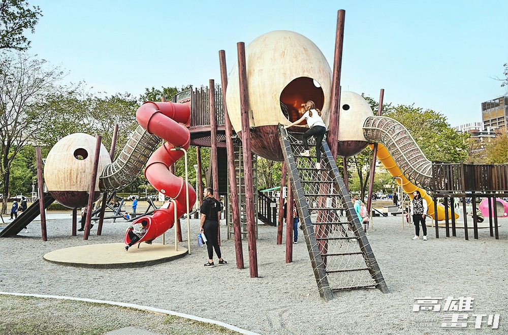 鼓山區凹子底森林公園以森林鳥巢為遊戲場設計主題，讓孩子們盡情爬上爬下。(攝影/Carter)