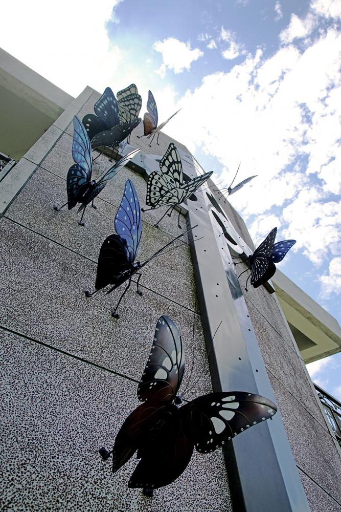 魯凱族工藝家烏巴克以紫斑蝶家族為創作，牆上12隻蝴蝶，代表12個門徒。