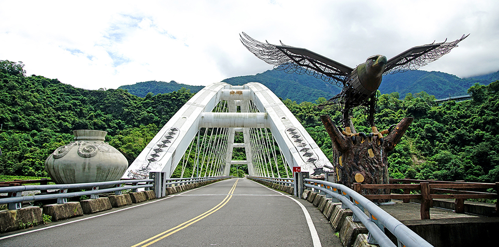 多納大橋橋頭以展翅的雄鷹與巨大的陶壺，展現部落文化特色。